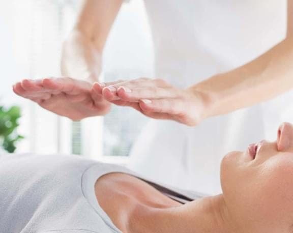 L'auto-traitement Reiki : principes et positions pour pratiquer sur soi
