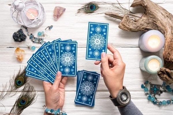 Tarot de Marseille, Rider-Waite, Thoth : lequel choisir pour une pratique thérapeutique ?