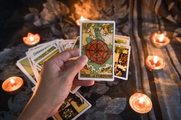 Animer des ateliers de tarot thérapeutique en groupe : formats, opportunités et points de vigilance