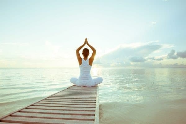 Le yoga pour le dos et la gestion du stress : bienfaits et limites